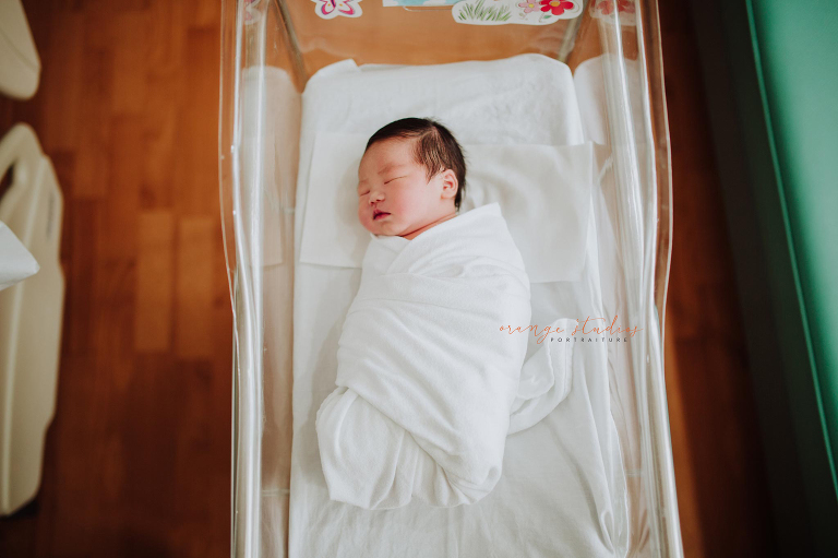 newborn baby boy in singapore hospital bassinet fresh 48 photography