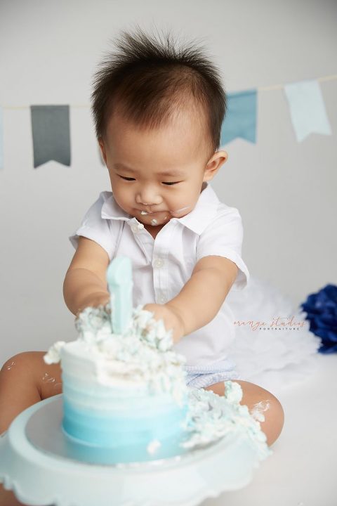 one year old baby boy cake smash portraits in singapore studio