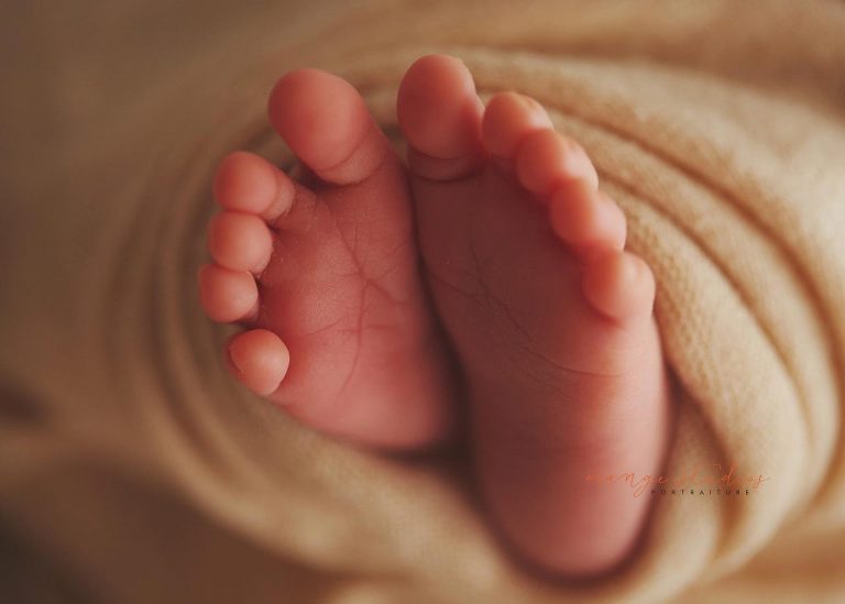 baby toes newborn portraits in singapore studio