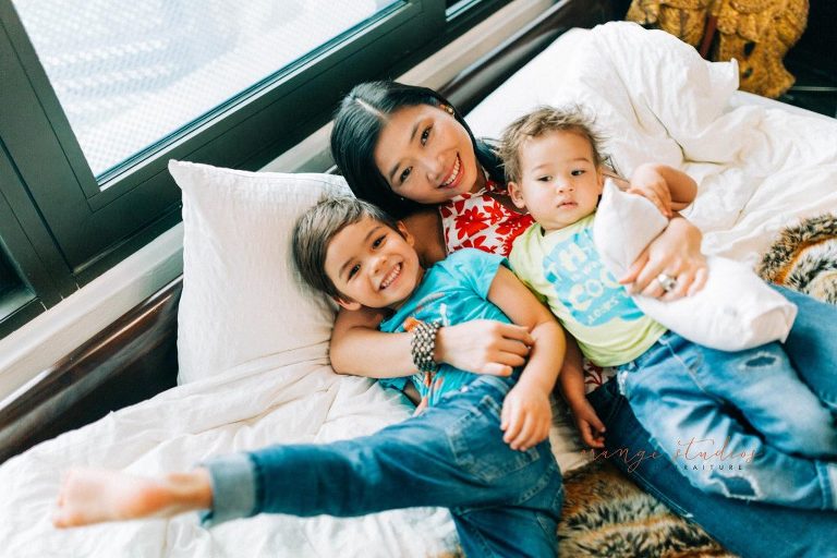 lifestyle family portraits at home in singapore