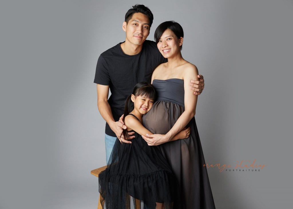 maternity portraits with family in singapore studio
