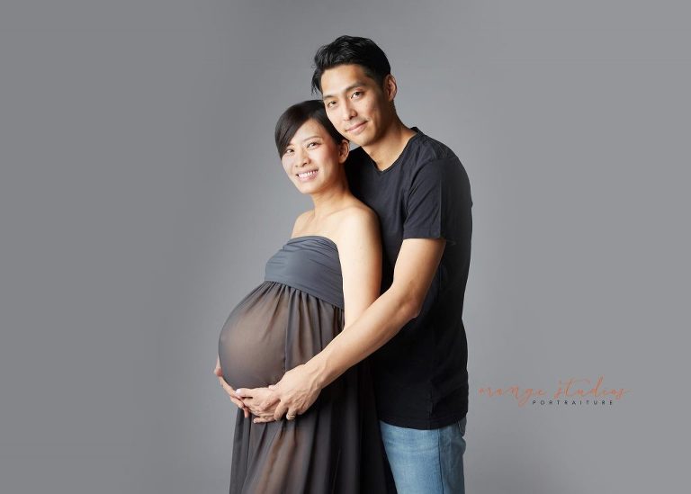 maternity portraits with husband in singapore studio