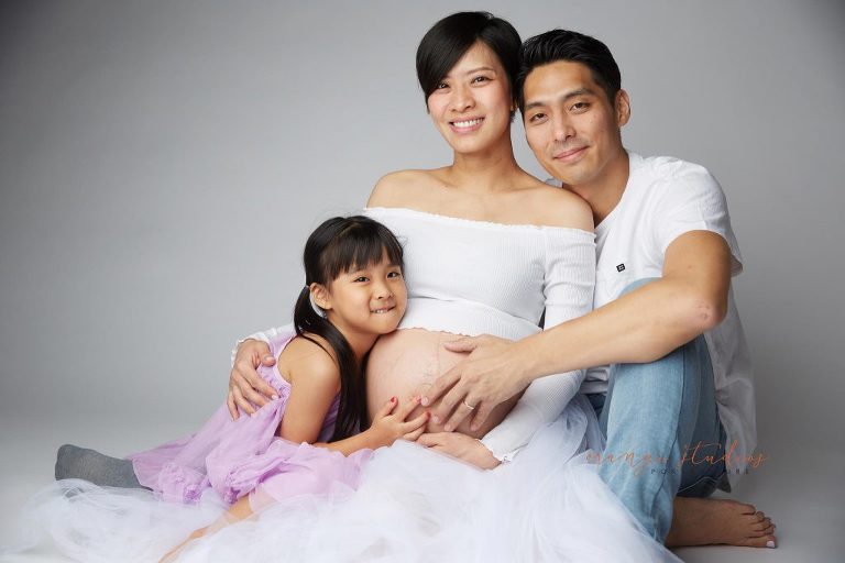maternity portraits with family in singapore studio