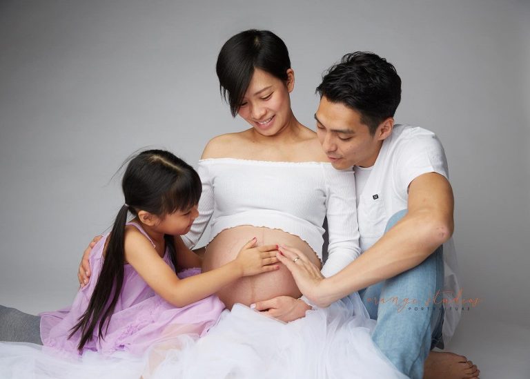 maternity portraits with family in singapore studio