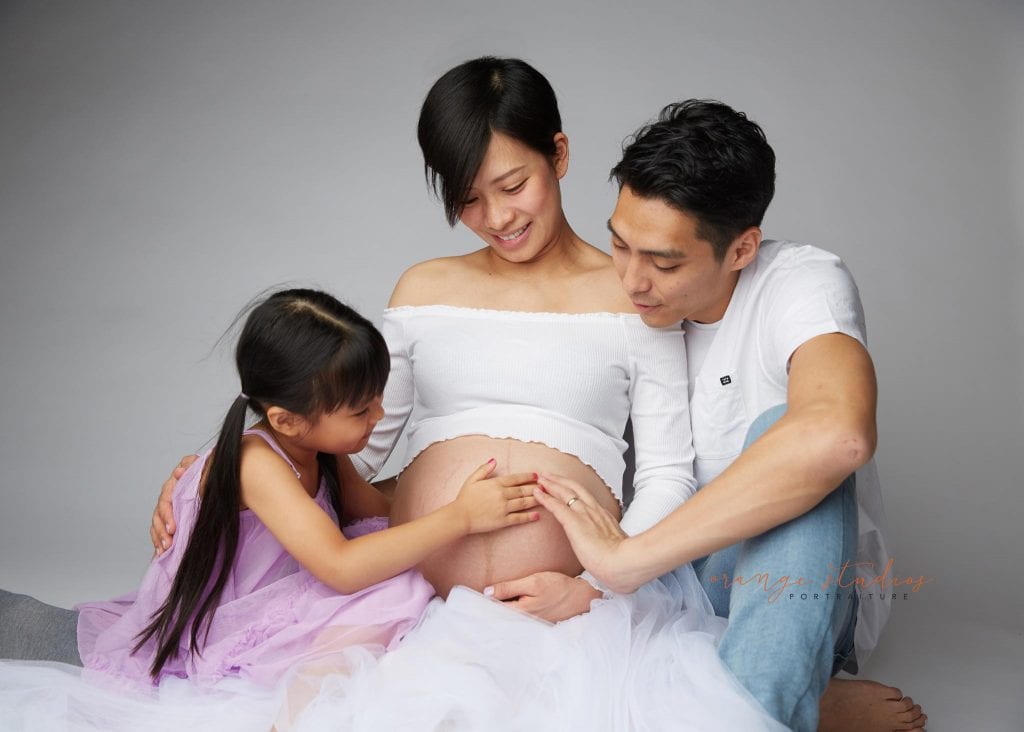 maternity portraits with family in singapore studio