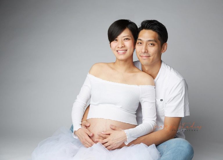 maternity portraits with husband in singapore studio
