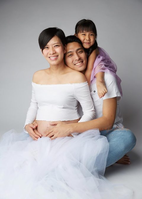 maternity portraits with family in singapore studio