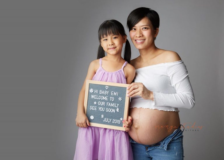 maternity portraits with elder child in singapore studio