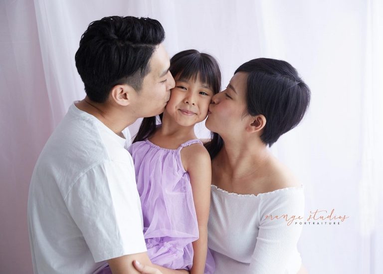 maternity portraits with family in singapore studio natural lighting