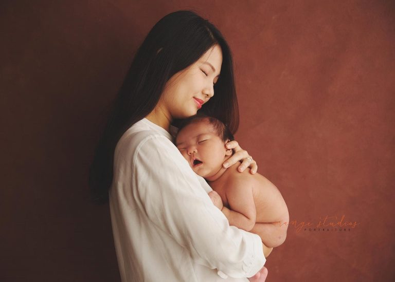 6 weeks old baby girl newborn portraits with mum in singapore studio