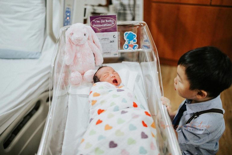 newborn baby girl with elder brother in singapore hospital fresh 48 photography