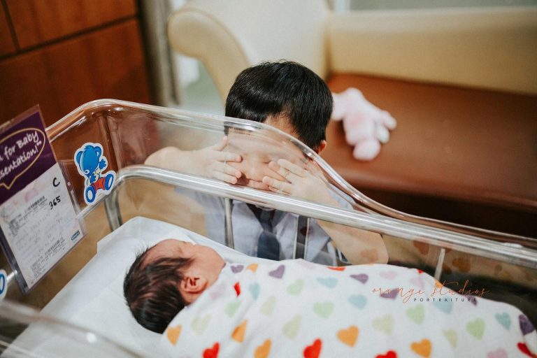 newborn baby girl with elder brother in singapore hospital fresh 48 photography