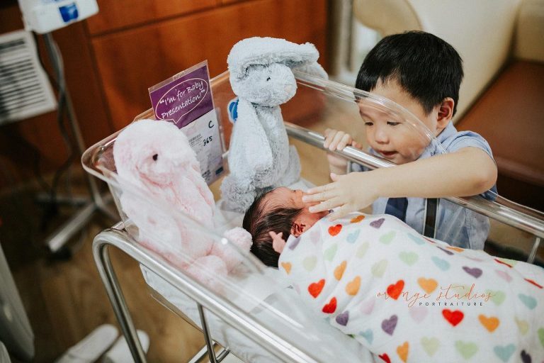 newborn baby girl with elder brother in singapore hospital fresh 48 photography