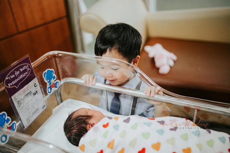 newborn baby girl with elder brother in singapore hospital fresh 48 photography