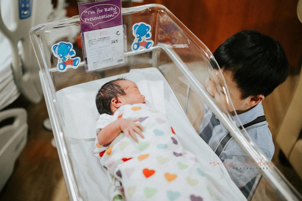 newborn baby girl with elder brother in singapore hospital fresh 48 photography