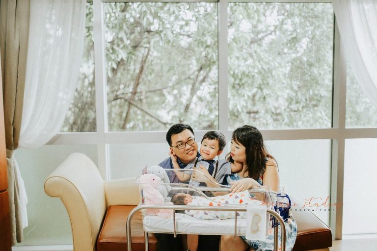 newborn baby girl with family in singapore hospital fresh 48 photography