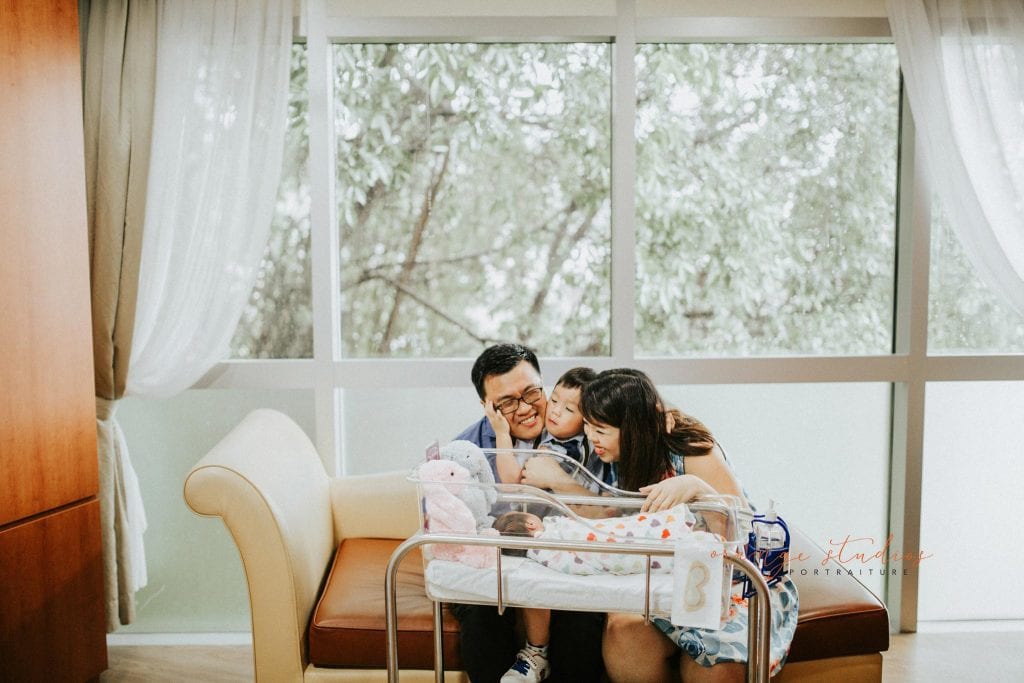 newborn baby girl with family in singapore hospital fresh 48 photography
