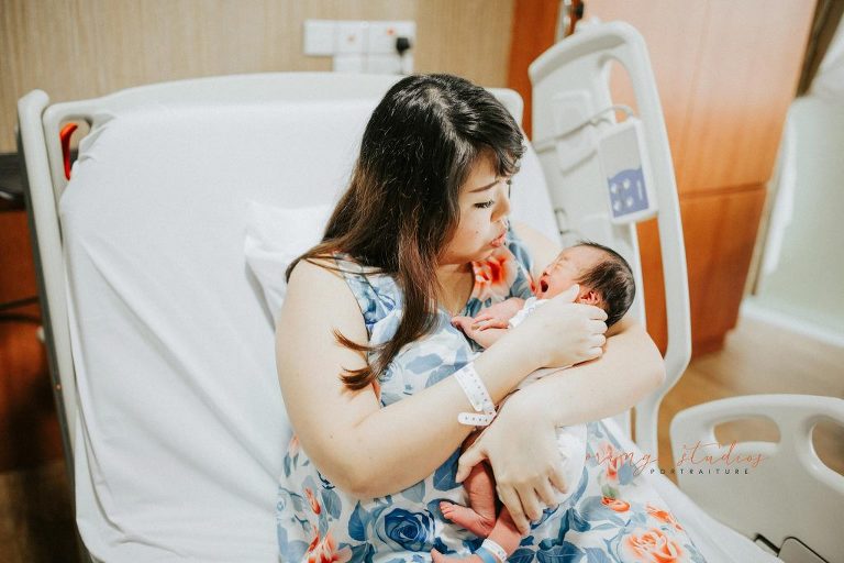 newborn baby girl and mummy in singapore hospital fresh 48 photography