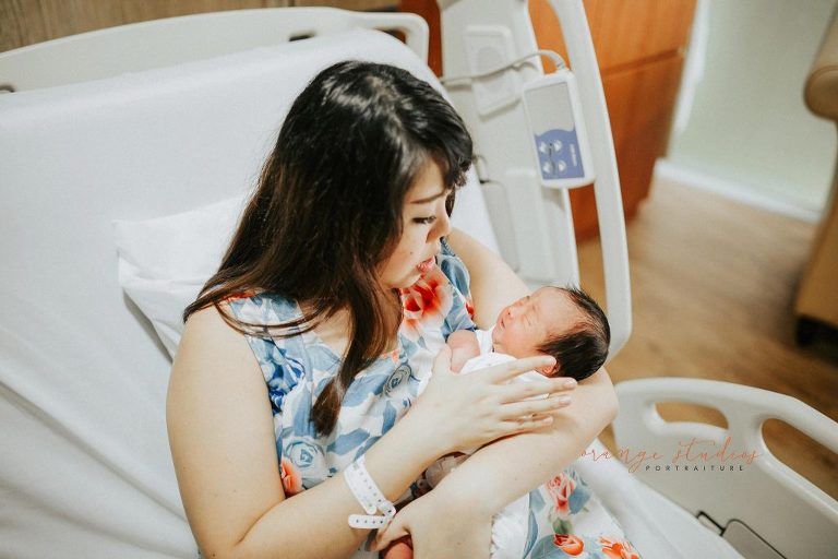 newborn baby girl and mummy in singapore hospital fresh 48 photography