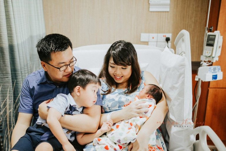 newborn baby girl with family in singapore hospital fresh 48 photography
