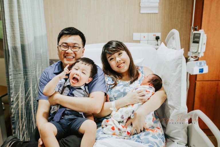 newborn baby girl with family in singapore hospital fresh 48 photography