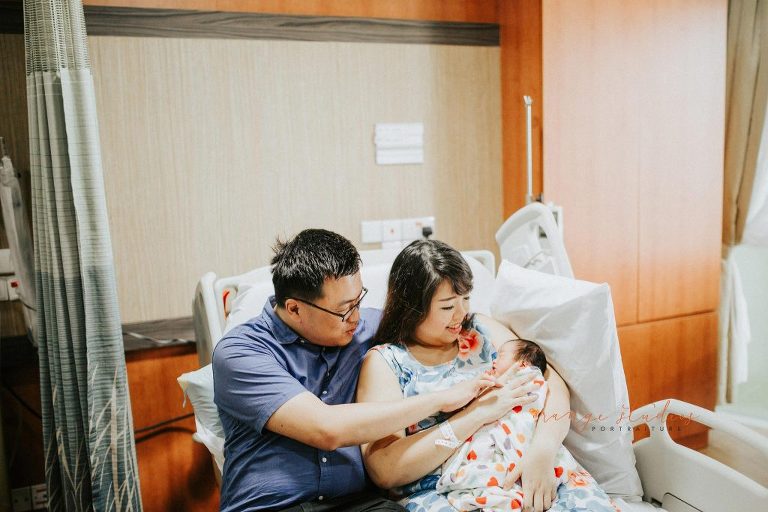 newborn baby girl with parents in singapore hospital fresh 48 photography