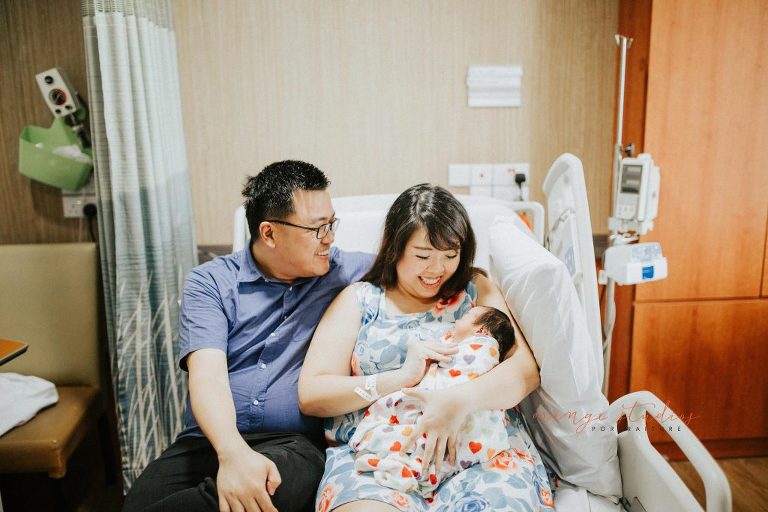 newborn baby girl with parents in singapore hospital fresh 48 photography