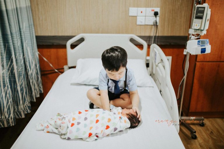 newborn baby girl with elder brother in singapore hospital fresh 48 photography