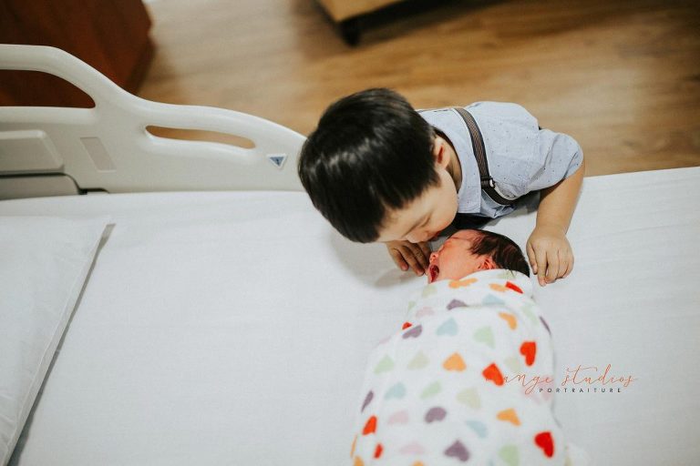 newborn baby girl with elder brother in singapore hospital fresh 48 photography