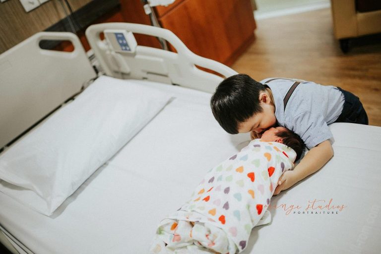 newborn baby girl with elder brother in singapore hospital fresh 48 photography