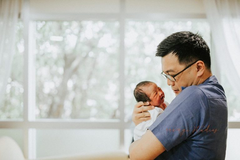 newborn baby girl and daddy in singapore hospital fresh 48 photography