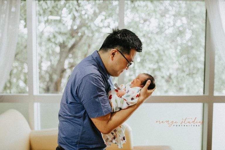 newborn baby girl and daddy in singapore hospital fresh 48 photography