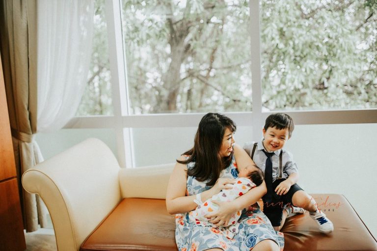 newborn baby girl with family in singapore hospital fresh 48 photography