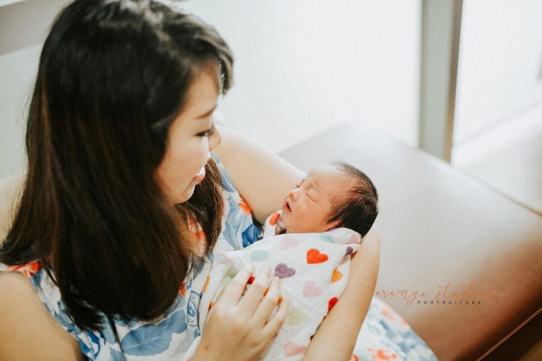 newborn baby girl and mummy in singapore hospital fresh 48 photography