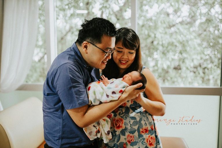 newborn baby girl with parents in singapore hospital fresh 48 photography