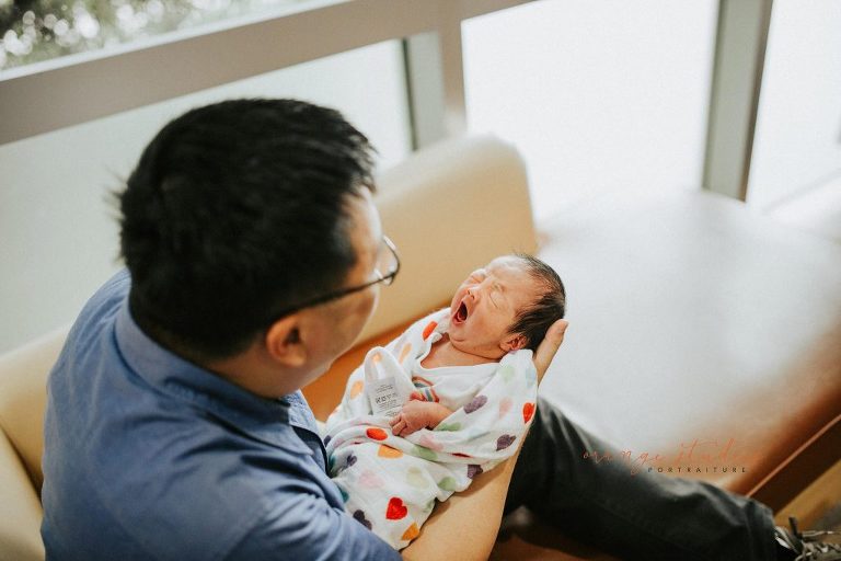 newborn baby girl and daddy in singapore hospital fresh 48 photography