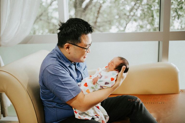 newborn baby girl and daddy in singapore hospital fresh 48 photography