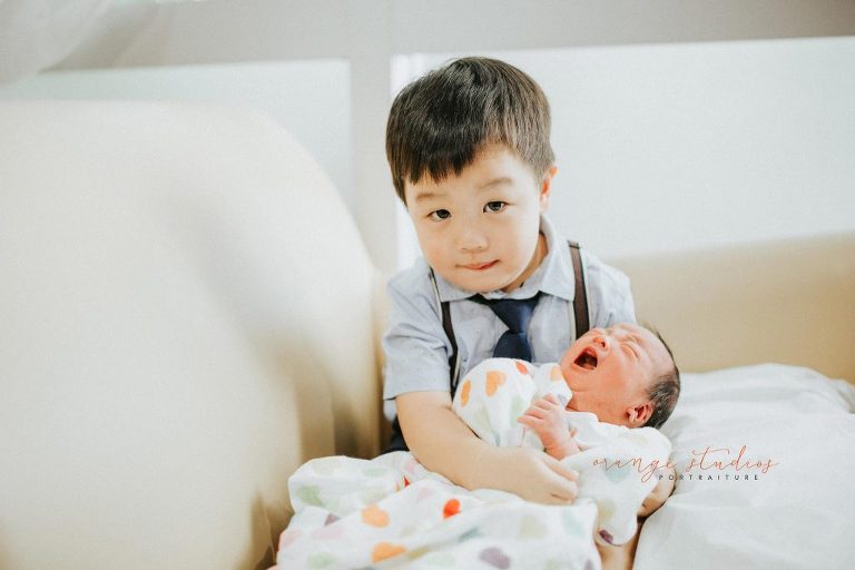 newborn baby girl with elder brother in singapore hospital fresh 48 photography