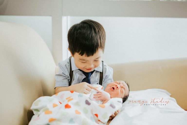 newborn baby girl with elder brother in singapore hospital fresh 48 photography
