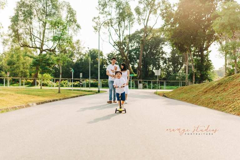 outdoor family portraits at wheeler's estate singapore