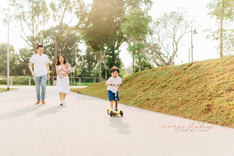 outdoor family portraits at wheeler's estate singapore