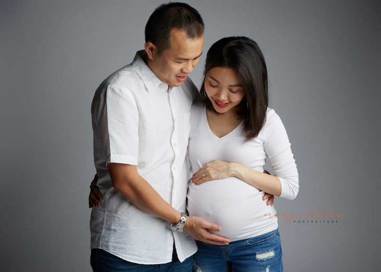 maternity portraits with husband in singapore studio