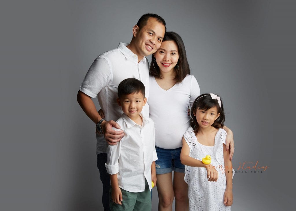 maternity portraits with family in singapore studio