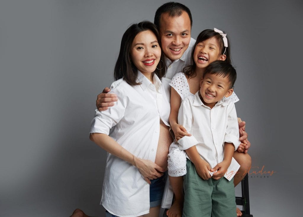 maternity portraits with family in singapore studio