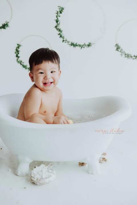 1 year old baby boy bubble bath portraits in singapore studio