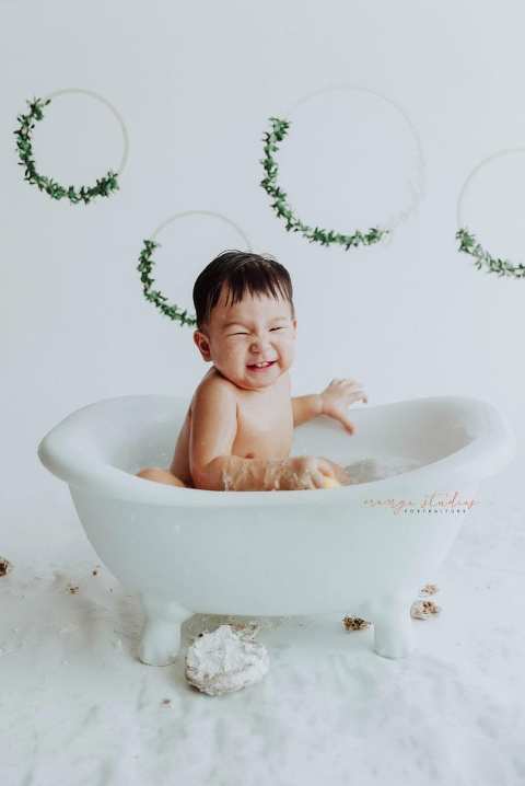 1 year old baby boy bubble bath portraits in singapore studio