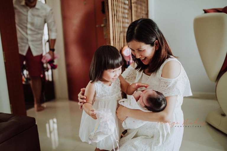 newborn baby with family fresh 48 photoshoot at home
