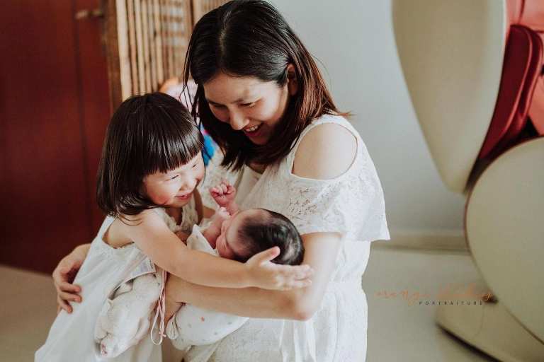 newborn baby with family fresh 48 photoshoot at home