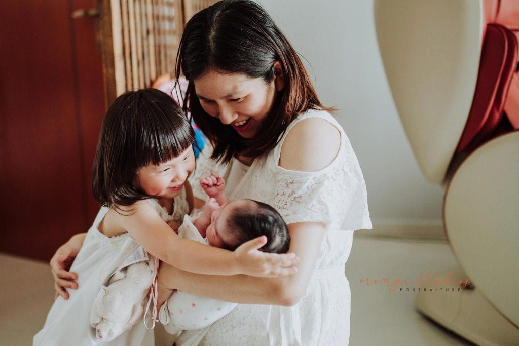 newborn baby with family fresh 48 photoshoot at home