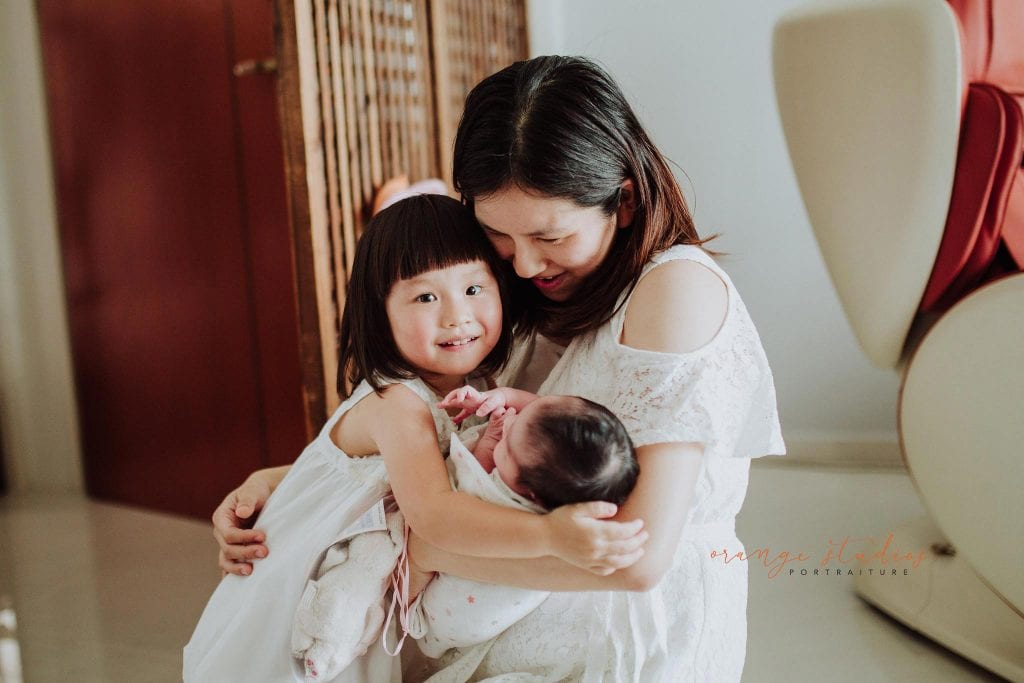 newborn baby with family fresh 48 photoshoot at home